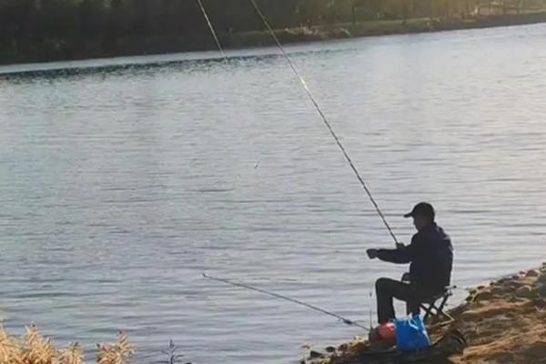 路亚钓翘嘴的技巧，可采用专用的路亚竿