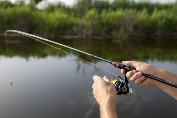 路亚钓翘嘴的技巧，可采用专用的路亚竿