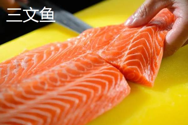 三文鱼和虹鳟鱼有什么区别，纹理、颜色和厚度均不同