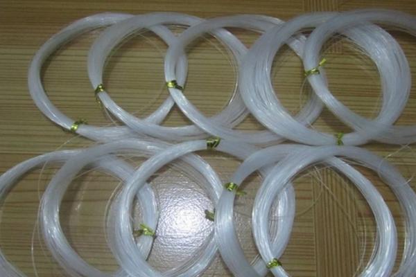 夏天钓鲫鱼用多大的线，根据体型大小决定