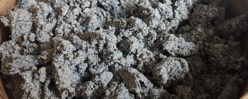 黑豆如何做肥料，弄成豆渣再埋入盆内发酵即可