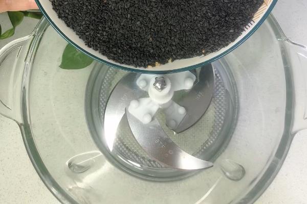 猫饭海带粉怎么做，将干海带打成粉再添加到猫饭中