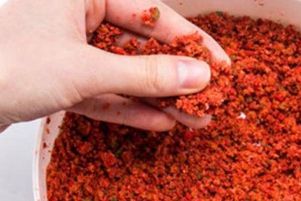 秋季钓大鲫鱼的饵料，可选择自然饵料或商品饵料