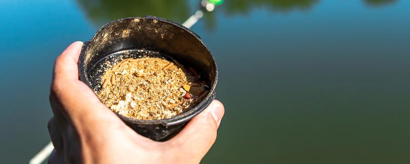 夏季钓鱼的打窝技巧，在作钓前1-3天就像钓点投放窝料