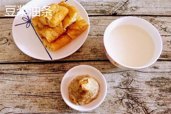 早餐适合卖什么，豆浆油条、酱香饼、小笼包等食物均是适宜选择