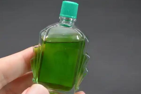 花里有小飞虫如何处理，喷洒食醋水可驱除介壳虫等害虫