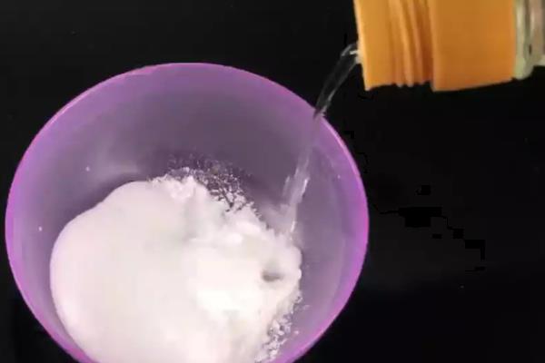 树木生根剂的替代品，食糖溶液、米醋溶液、柳条汁液可作为替代物