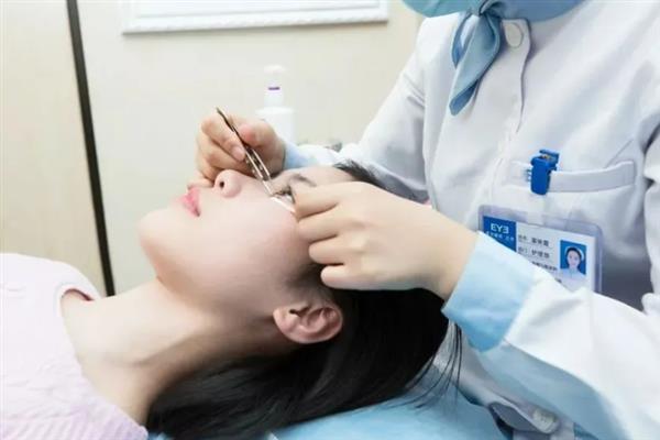 滴水观音中毒如何解救，首先用大量清水冲洗
