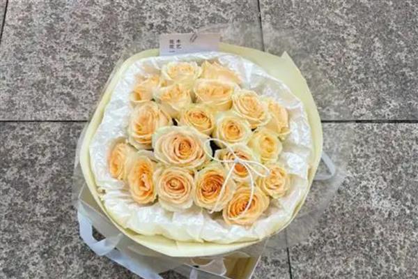 香槟玫瑰与黄玫瑰有什么区别，颜色、花语均不同