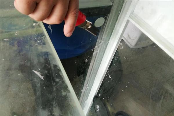 大鱼缸漏水怎么补救，用玻璃胶涂抹漏水处再风干
