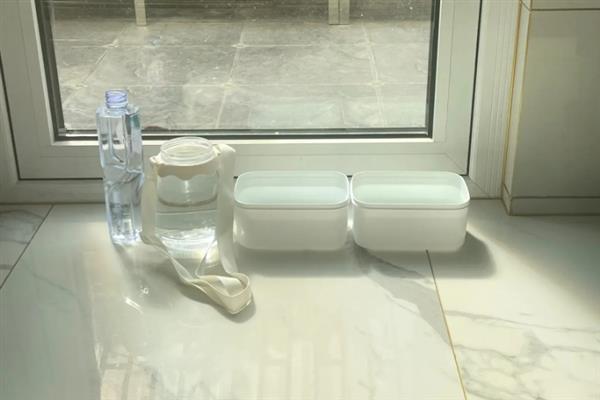 大鱼缸漏水怎么补救，用玻璃胶涂抹漏水处再风干