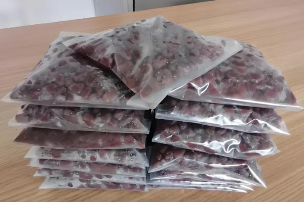 红豆里面出现黑色虫子怎么办,放在阴凉通风处它会自行爬出