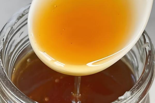 百花蜜简介，其质地粘稠且透明且光泽