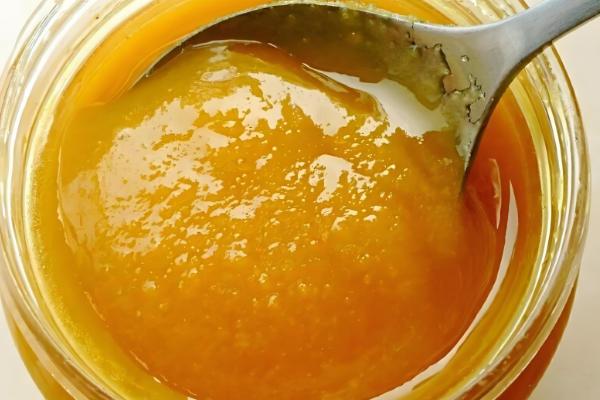 百花蜜简介，其质地粘稠且透明且光泽