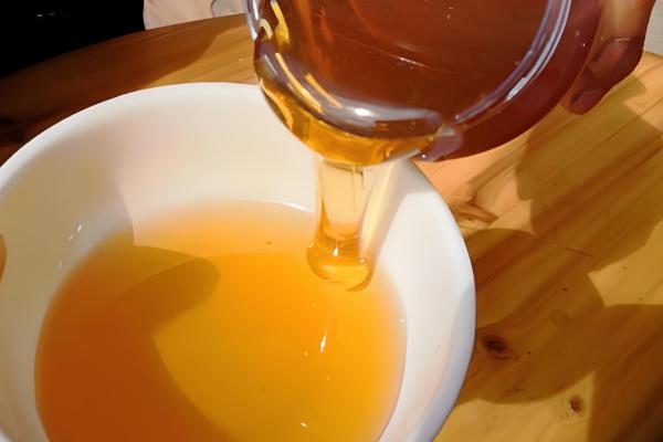 百花蜜简介，其质地粘稠且透明且光泽