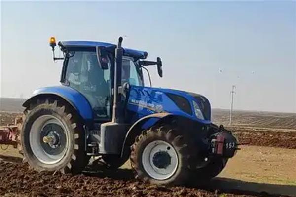 轮式拖拉机修理完试运转前要做的工作，按规定加足燃油、润滑油等