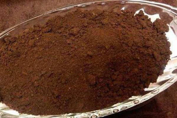 咖啡渣能直接放在花盆里吗，建议腐熟后再与土壤混用