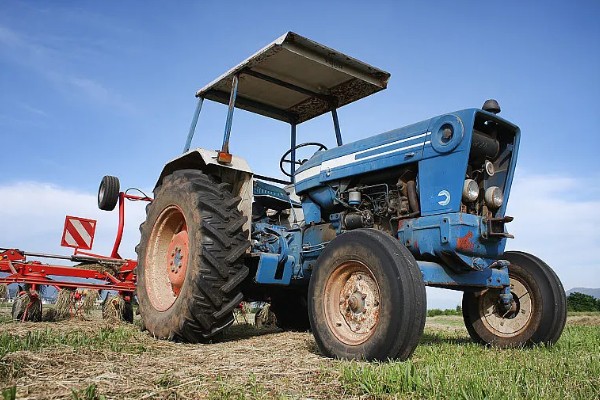 大型农机具有什么养护策略，拖拉机停放前务必彻底清洁机械