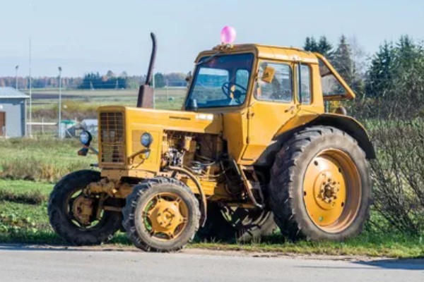 大型农机具有什么养护策略，拖拉机停放前务必彻底清洁机械