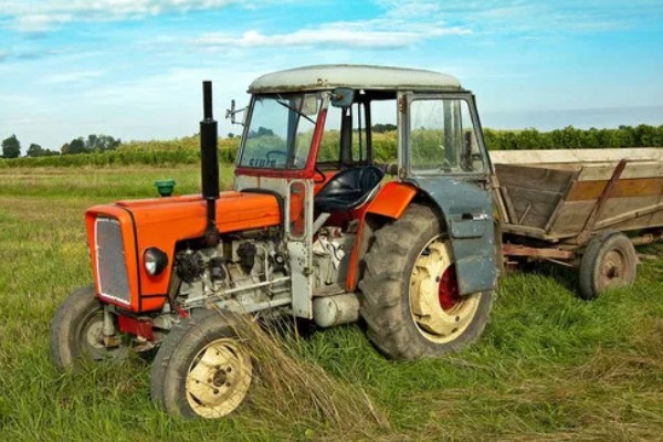 大型农机具有什么养护策略，拖拉机停放前务必彻底清洁机械
