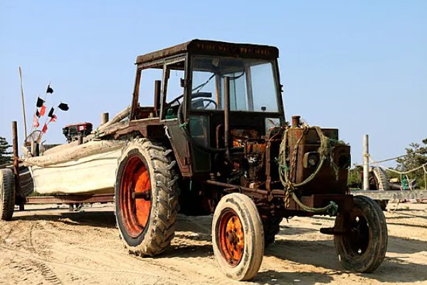 大型农机具有什么养护策略，拖拉机停放前务必彻底清洁机械