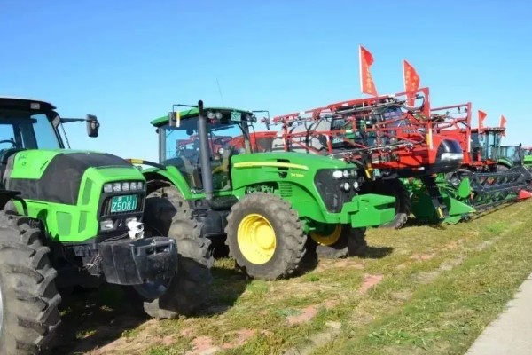 大型农机具有什么养护策略，拖拉机停放前务必彻底清洁机械