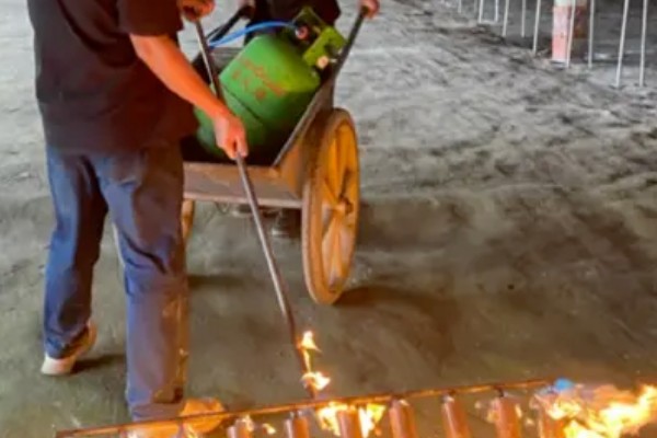 双孢菇如何种植，首次翻堆在建堆6天后