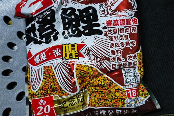 鲤鱼喜欢吃什么天然饵料，玉米、麦粒、红薯等种类都适合使用