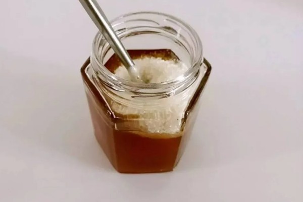 掺白糖的蜂蜜还可以喝吗,理论上还能喝