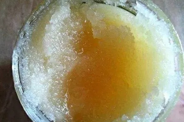 蜂蜜很稀是不是真的，真蜂蜜通常比较粘稠