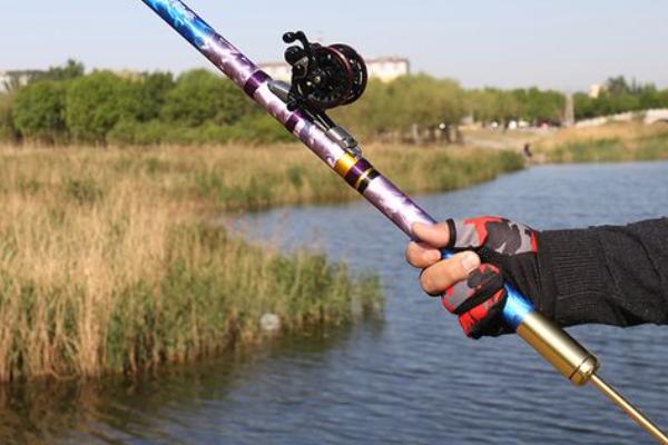 前打竿的特点，特点是有渔轮和导线环