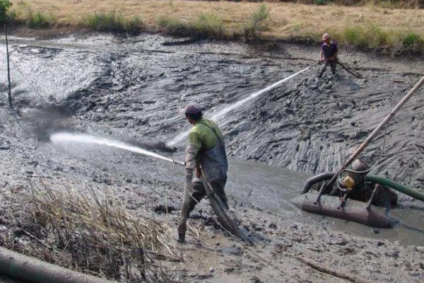 水体富营养化的治理措施，可使用凝聚沉降的化学用剂杀死藻类