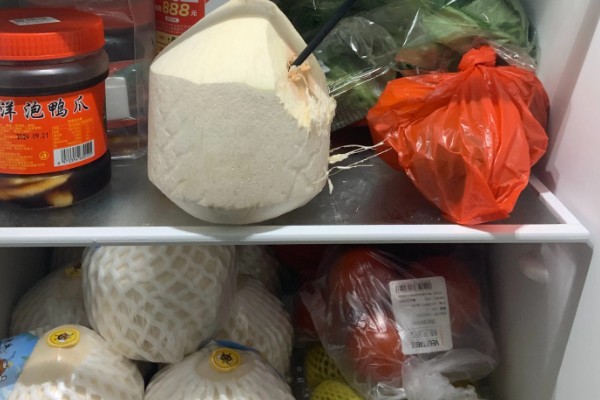 椰子怎么开，可以拿刀背在椰子的硬壳上敲几下