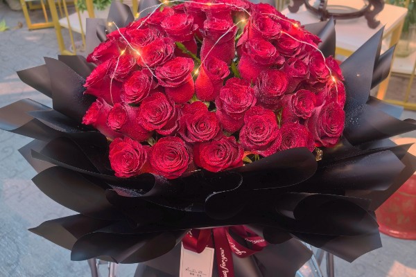 43朵玫瑰代表的含义，寓意永不失散、爱情保鲜等