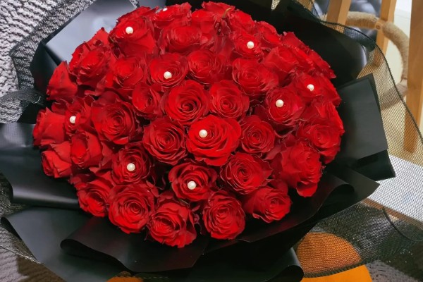 43朵玫瑰代表的含义，寓意永不失散、爱情保鲜等