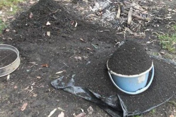 怎么保存草木灰，不宜与硫酸铵和硝酸铵混存