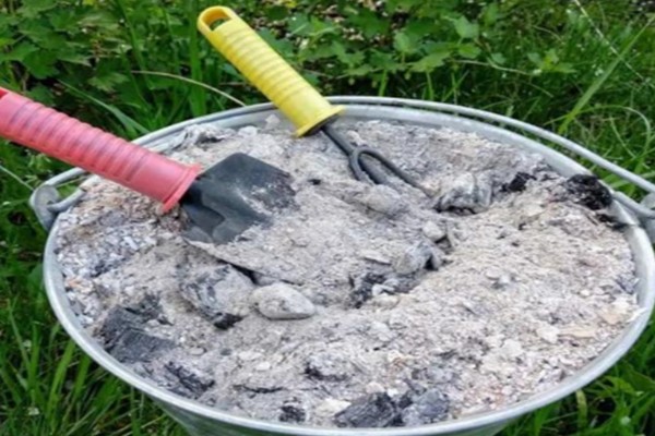 怎么保存草木灰，不宜与硫酸铵和硝酸铵混存