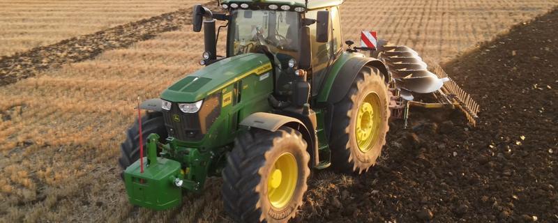 避免拖拉机滑陷的方法，作业时，要在田内灌水3-5cm深