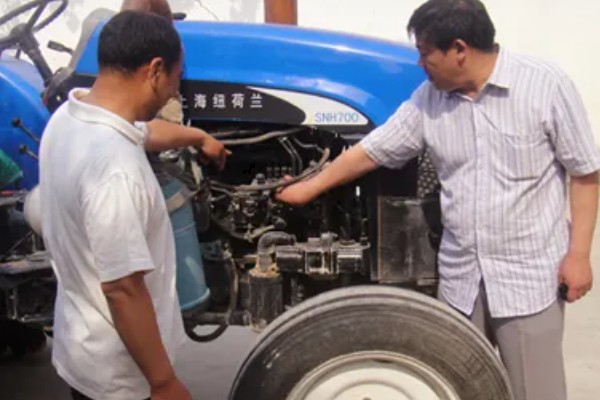 避免拖拉机滑陷的方法，作业时，要在田内灌水3-5cm深