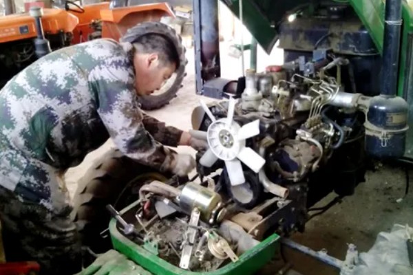 避免拖拉机滑陷的方法，作业时，要在田内灌水3-5cm深