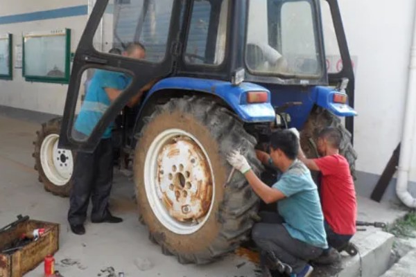 避免拖拉机滑陷的方法，作业时，要在田内灌水3-5cm深