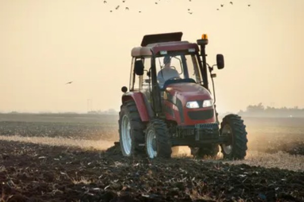 避免拖拉机滑陷的方法，作业时，要在田内灌水3-5cm深