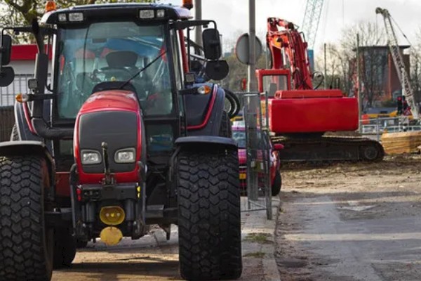 避免拖拉机滑陷的方法，作业时，要在田内灌水3-5cm深