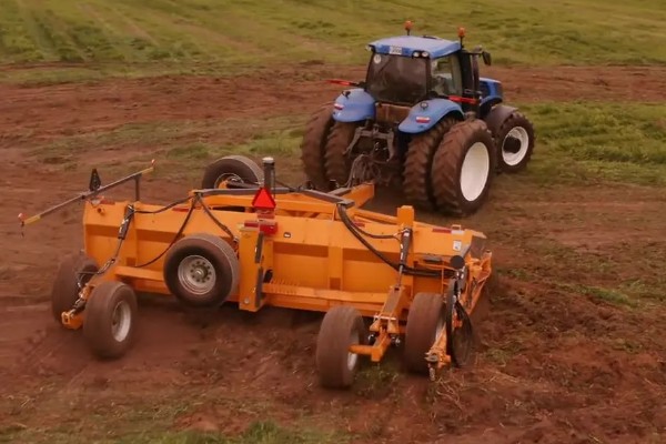 避免拖拉机滑陷的方法，作业时，要在田内灌水3-5cm深