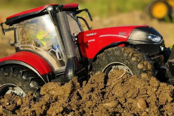 避免拖拉机滑陷的方法，作业时，要在田内灌水3-5cm深