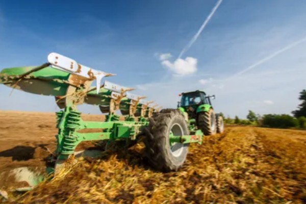 避免拖拉机滑陷的方法，作业时，要在田内灌水3-5cm深