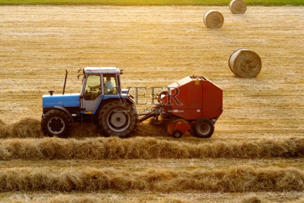 避免拖拉机滑陷的方法，作业时，要在田内灌水3-5cm深