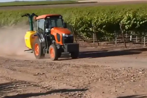 避免拖拉机滑陷的方法，作业时，要在田内灌水3-5cm深