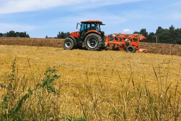 避免拖拉机滑陷的方法，作业时，要在田内灌水3-5cm深