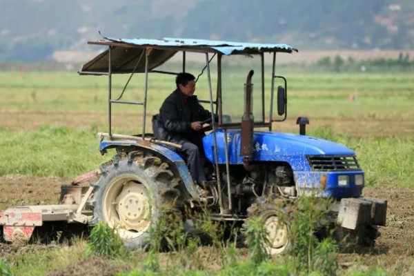 避免拖拉机滑陷的方法，作业时，要在田内灌水3-5cm深